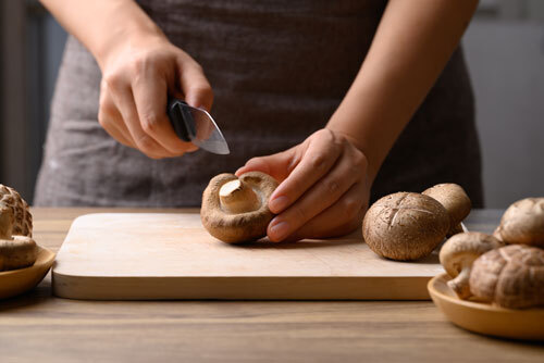 Cutting mushrooms without gloves